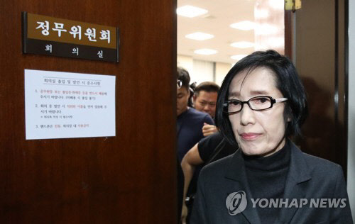 국정감사장을 나오는 피우진 전 국가보훈처장(사진=연합뉴스)